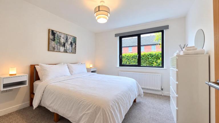 Stormont - Stunning 2 King Bedroom Apartment with Patio - Bed and Breakfast Belfast