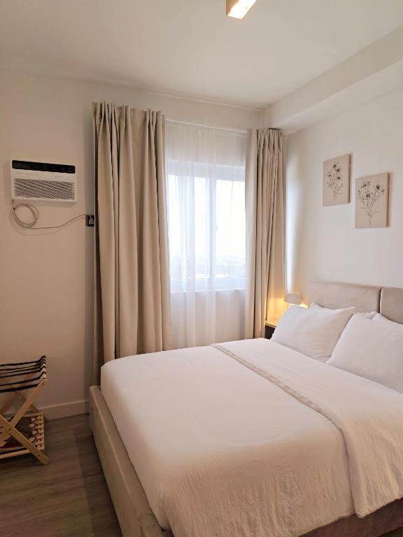 Coastal Crest View l 1BR with Balcony l Pool - Chambres d'hôtes Talisay