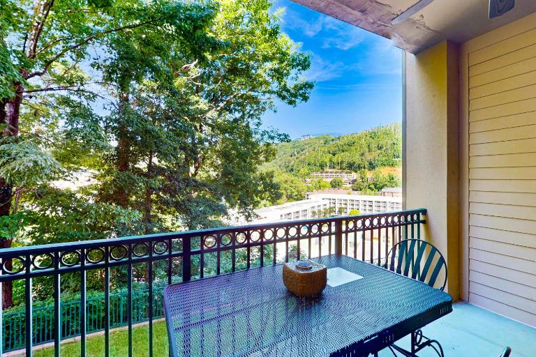 Central Condo Sleep 6 Balcony Shared Pool Hot Tub - Ferienwohnung Gatlinburg