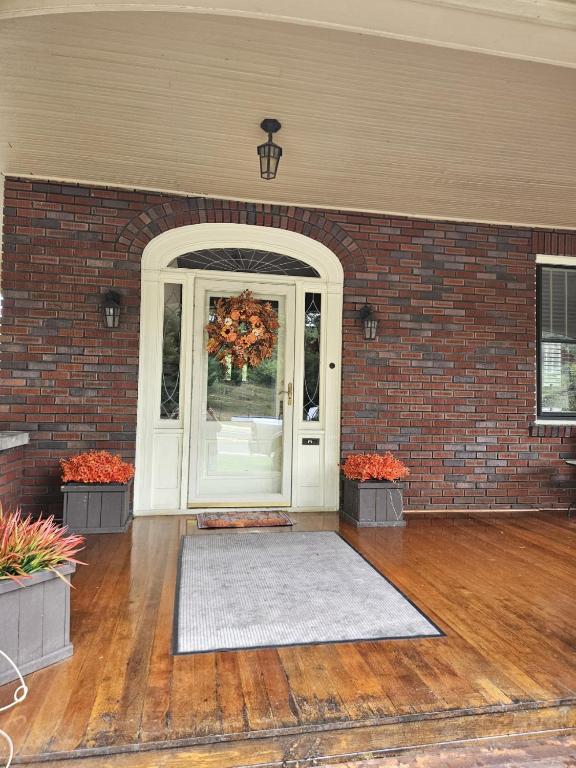 Aunt Bea's Bungalow - Pet Friendly - Hot Tub - Screen Porch - Wifi - Fenced Yard - King Bed - Town - Ferienwohnung Berkeley Springs