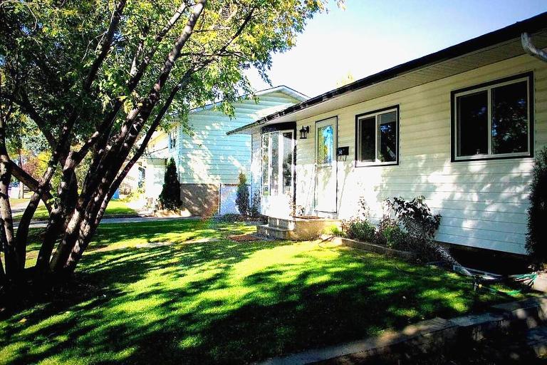 Cozy Rooms in MF Suite At Lynnwood - B&B Calgary