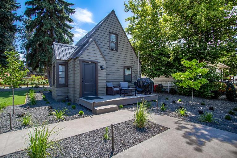 Downtown CDA Cottage Deck Fire Table & Grill - Bed and Breakfast Coeur d'Alene