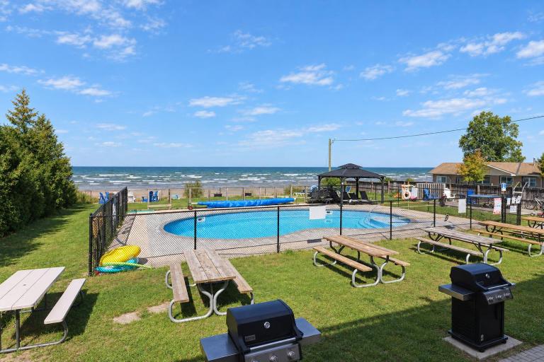 Shoreline Retreat -Beach Front -Wasaga Beach -Cottage -1 - B&B Wasaga Beach