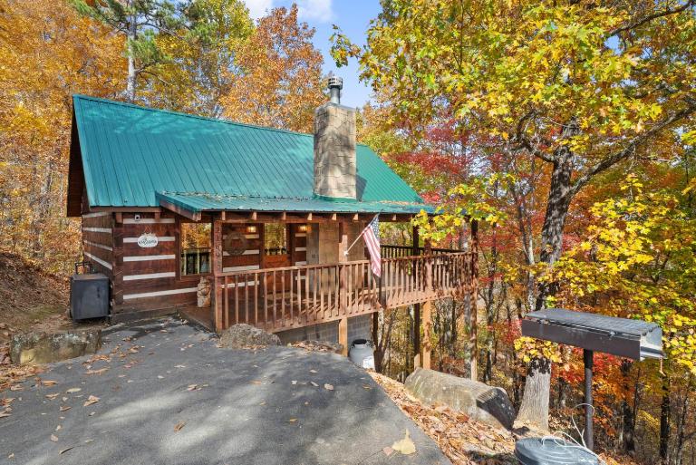 Romantic Fall Cabin for Two Jetted Tub, Hot Tub - B&B Sevierville