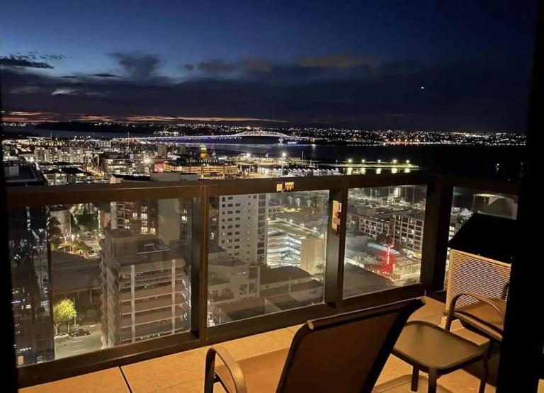 Amazing Skytower View Sea View 2BR 2BA Apartment - B&B Auckland