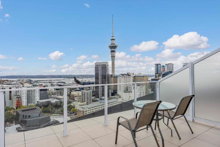 Top Floor Loft 2BR 2BA Sky Tower & Sea Views - B&B Auckland