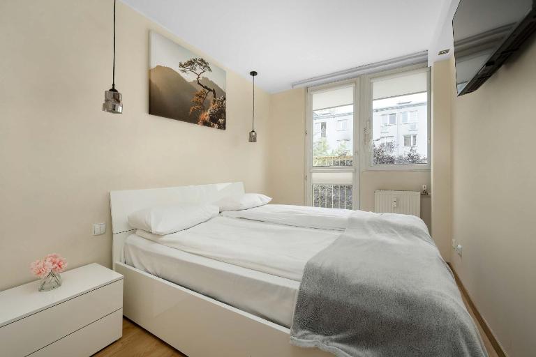A Bright Apartment With A Pressure Coffee Machine By Noclegi Renters - Bed and Breakfast Wrocław
