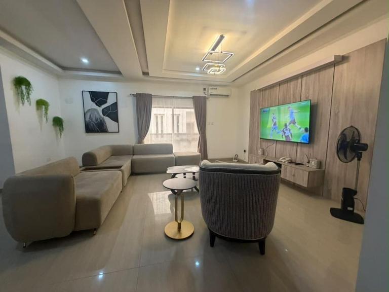 Max Sunstone - Spacious 2 bedroom in Lekki - B&B Mama