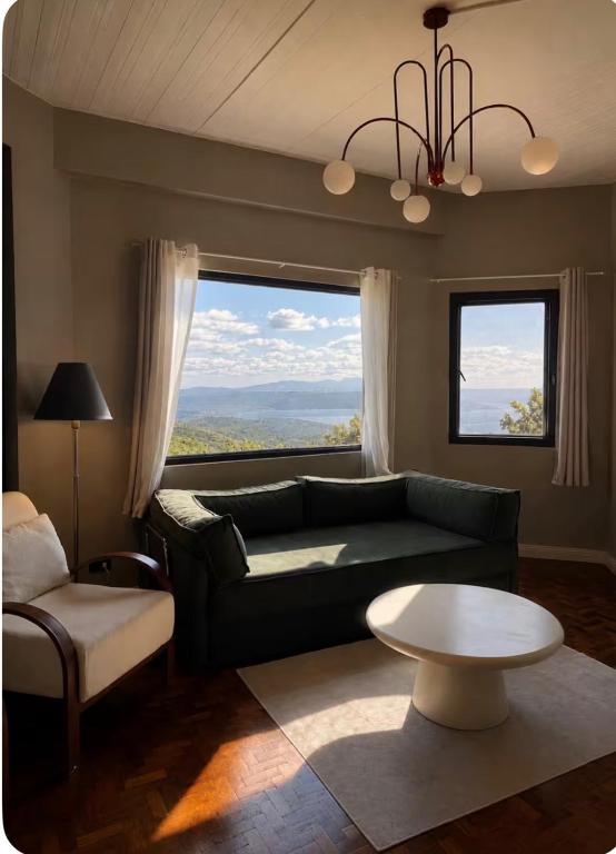 Casa Alegre - Stunning Taal View with Rooftop Deck Family House - Ferienwohnung Tagaytay
