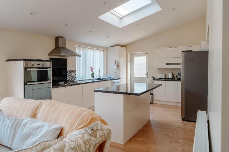 Spacious Garden Home York and A64 - Dog Friendly - B&B York