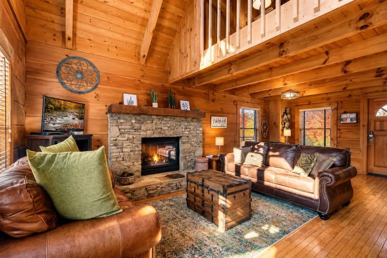 Smokies Cabin with Hot Tub, Deck & Mountain Views - Chambres d'hôtes Pigeon Forge