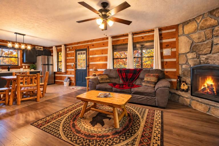 Hot Tub, Fire Pit & Mountain Views Near Dollywood - B&B Sevierville