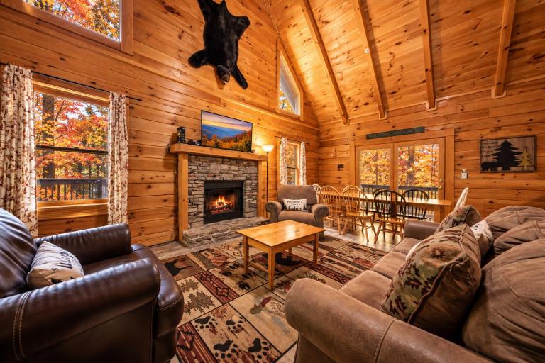 Spacious 5BR Cabin Hot Tub & Game Room - Chambres d'hôtes Pigeon Forge