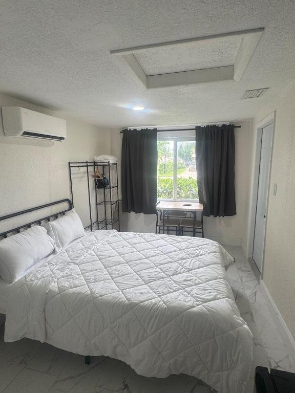 Cozy Private Suite Minutes to Aventura and Beaches - B&B North Miami Beach
