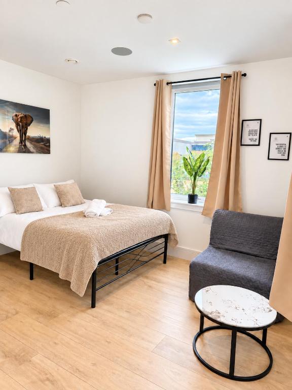 Cozy Studio Apartment - 7 Minutes Drive to Heathrow Airport Terminal 4 - Unlimited Wi-Fi - Sleeps 3 - Paid Parking - B&B New Bedfont