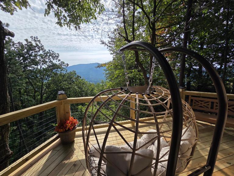 Authentic, Rustic, Cute & Cozy! - Bed and Breakfast Pigeon Forge