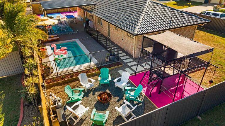 Pool Escape, Pickleball, Cinema, Firepit & Playground - B&B Hervey Bay