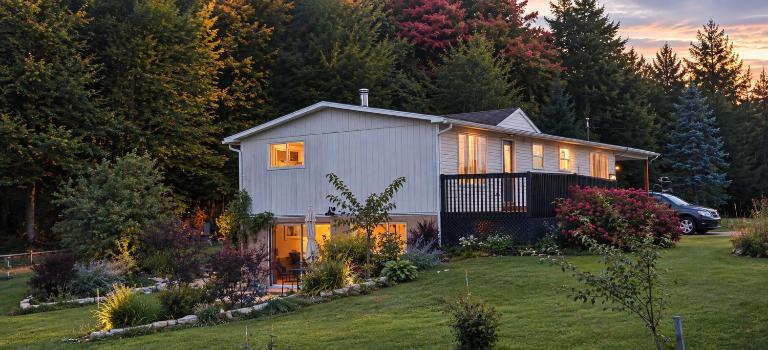 Comfy creekside chalet HiSpeedNet w Workspace - Bed and Breakfast Mansonville