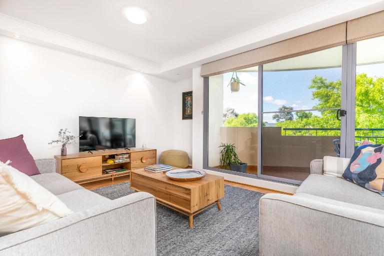 2BR 2BA Apt with Dedicated Workspace and Free parking - Hosted by CanStay - Bed and Breakfast Kingston