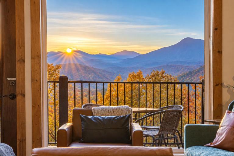 Gatlinburg Romantic Cabin -Hot Tub & Smoky Mountain Views - B&B Gatlinburg
