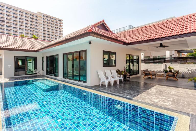 Experience perfect swimming pool water and Jacuzzi at Royal Park Village - Walk to the Beach - Chambres d'hôtes Jomtien