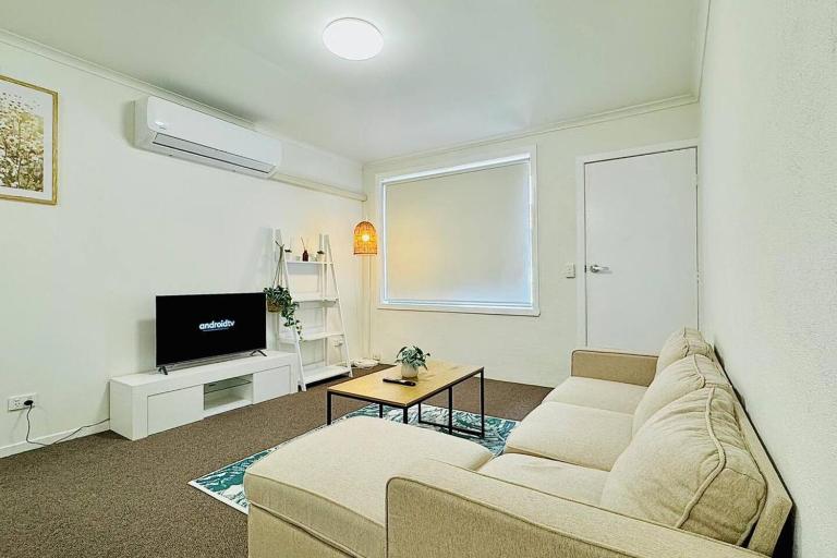 Cozy 2BR Retreat, 3-Minute Drive to Albury Airport - B&B Albury