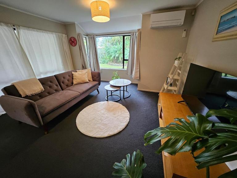 Three-Bedroom Home Just Minutes from the Beach - B&B Auckland