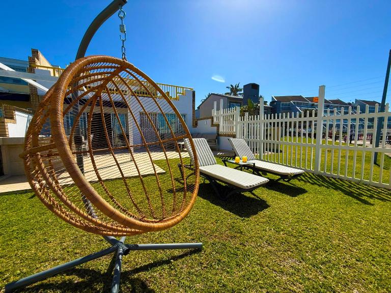 Ballito beachfront 3-bed, daily service, lawn and promenade steps from the sand - Chambres d'hôtes Ballito