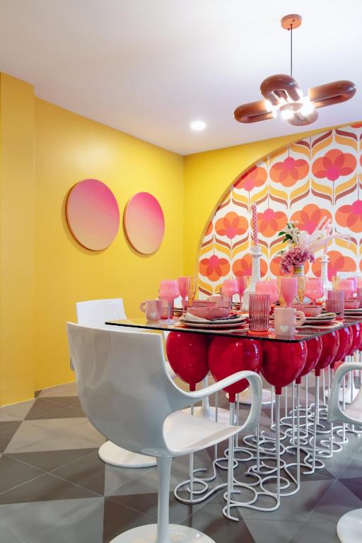 Retrovibes Sathorn BTS Saphan Taksin ICONSIAM Asiatique Chao Phraya Max 9 persons - B&B Bangkok