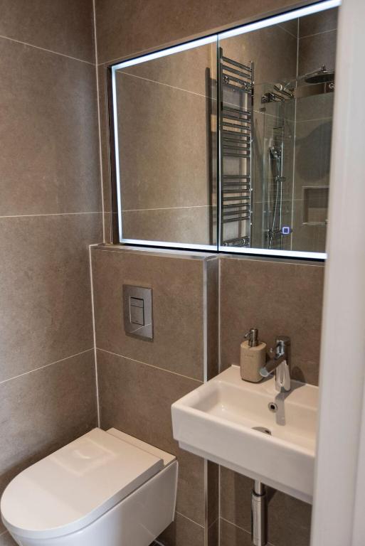 Keystones Apartments near Kempton Park with Parking and EV Charging - Ferienwohnung Sunbury Common