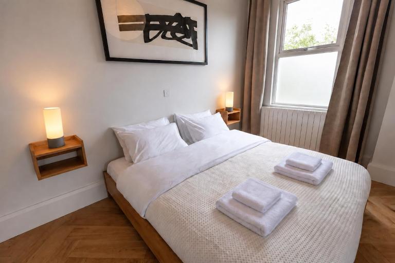 Keystones Apartments near Kempton Park with Parking and EV Charging - Ferienwohnung Sunbury Common