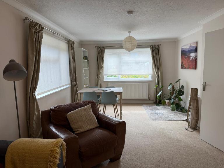 Light & Spacious Flat, Walk to Town & Parking - Bed and Breakfast Weeke