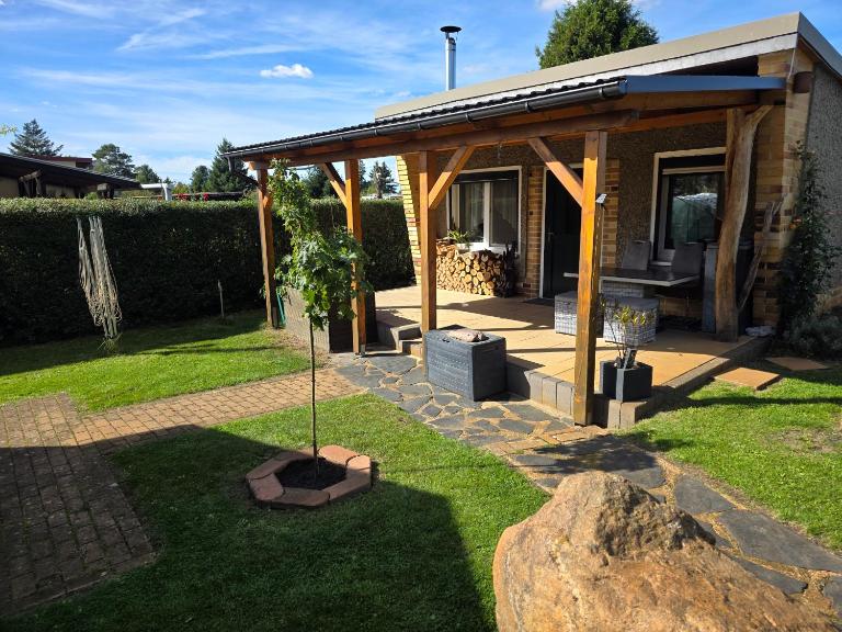 Kleiner Bungalow mit Kamin in ruhiger Lage - B&B Finsterwalde