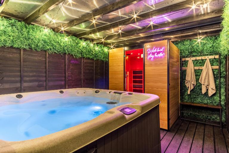 11 PPL - Alton & Peaks Retreat - Hot Tub - Sauna - B&B Burton-on-Trent