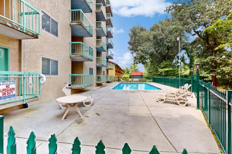 River Place Condo Sleeps 6 Mtn River View Balcony - B&B Pigeon Forge