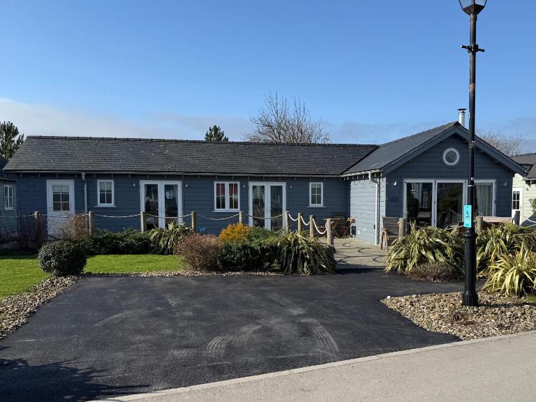 Luna Azul at The Bay Filey, sleeps up to 8, and 2 dogs stay for free! - B&B Filey