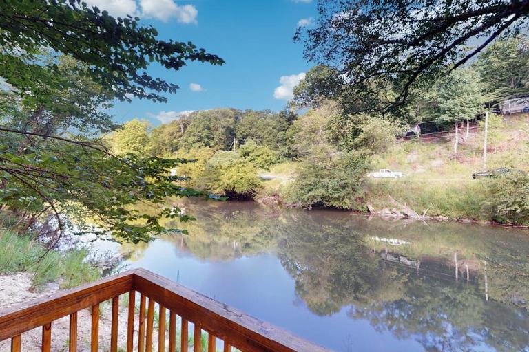 Patagonia on the River - B&B Ellijay