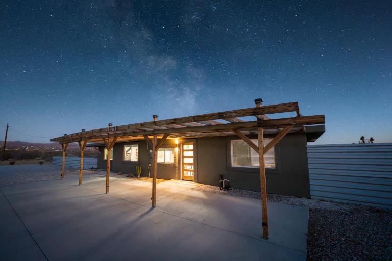 Desert Oasis - Firepit, Stargazing, Kitchen Essentials, 5 Acres, & Joshua Trees - Sleeps 6 Comfortably, 7 with Sofa, 9 Maximum - B&B Landers
