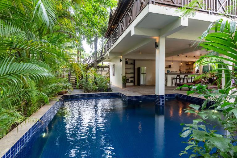 Enkosa 4-Bedroom Wooden Luxury House - Bed and Breakfast Khett Siem Reab