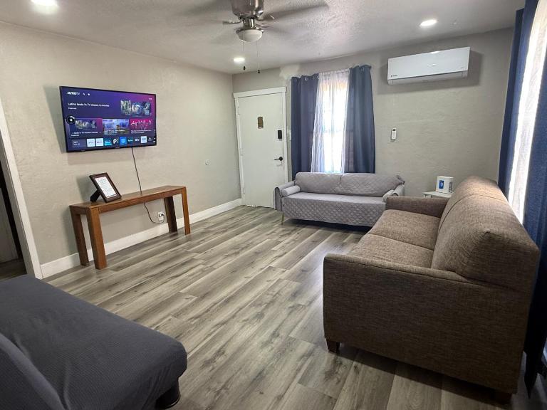 Downtown Apt 5 Min Walk to Downtown - Free Parking - B&B Las Vegas