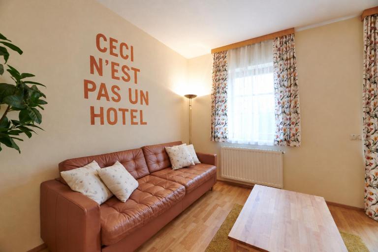 DAS BURGENNEST mit Bademantelgang zur Therme, Garten, Parkplatz, Fast WIFI - B&B Lutzmannsburg