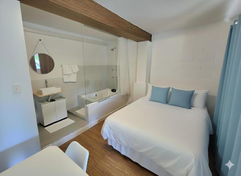 SUITE SIMPLES de 11m com Cama de Casal padrão, Streaming e Frigobar para Pernoite das 17h às 11h para NÃO FUMANTES e apenas adultos - B&B Itapecerica da Serra
