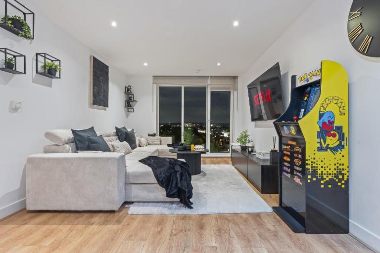 Chic Stay 2BR 2BA 4 Stops To Wembley Sleeps 8 - Chambres d'hôtes Hatch End