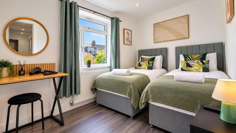 Modern 2BR Apartment Sleeps 4 Fast WiFi Luxury Bathroom - Chambres d'hôtes Cardiff