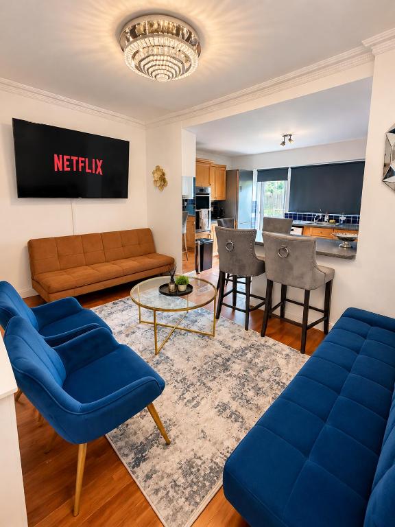 Modern 3BR Contractor & Family Stay with Driveway, Fast WiFi & Excellent London & Upney Tube Links - Bed and Breakfast Barking