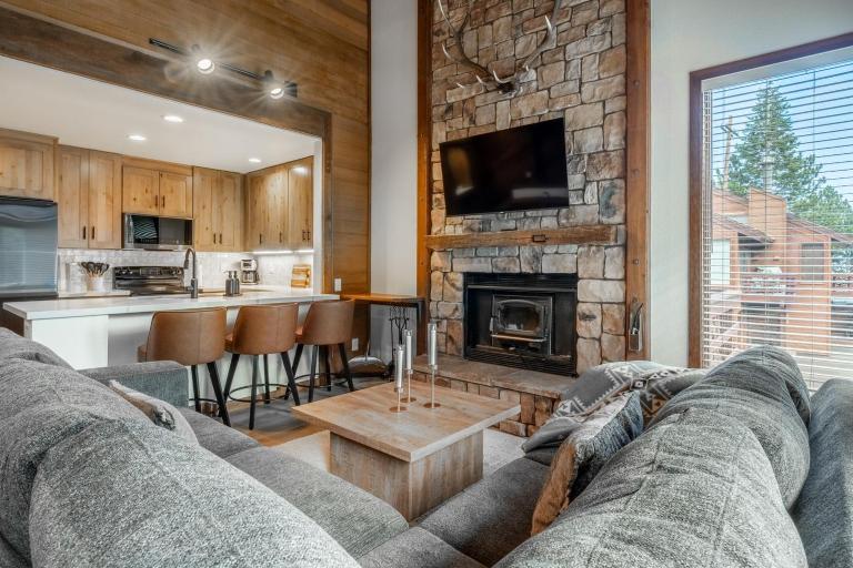Just Renovated & Steps to Village! 2BR2BA Loft - B&B Mammoth Lakes