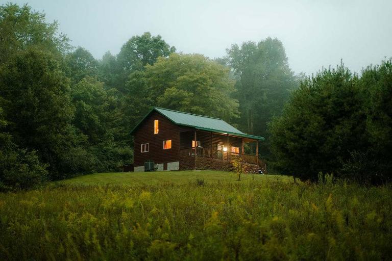 Secluded Cabin Villa with Hot Tub Pond & Hiking - B&B Logan