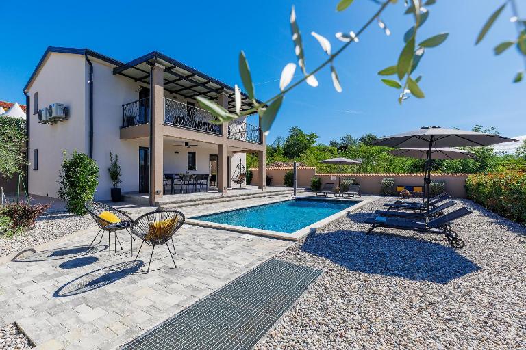 Villa Lumina Divina with Heated Pool near Porec - Bed and Breakfast Prhati