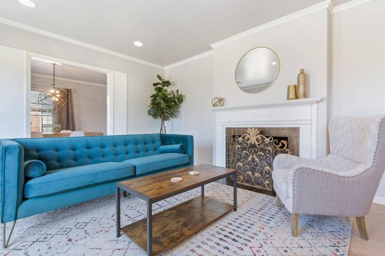 Vintage Chic Cottage · King Bed & Large Deck - Bed and Breakfast Tulsa