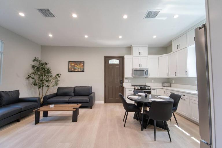 Modern 2BR and 2BA Guest House in Granada Hills - Chambres d'hôtes Granite Hills
